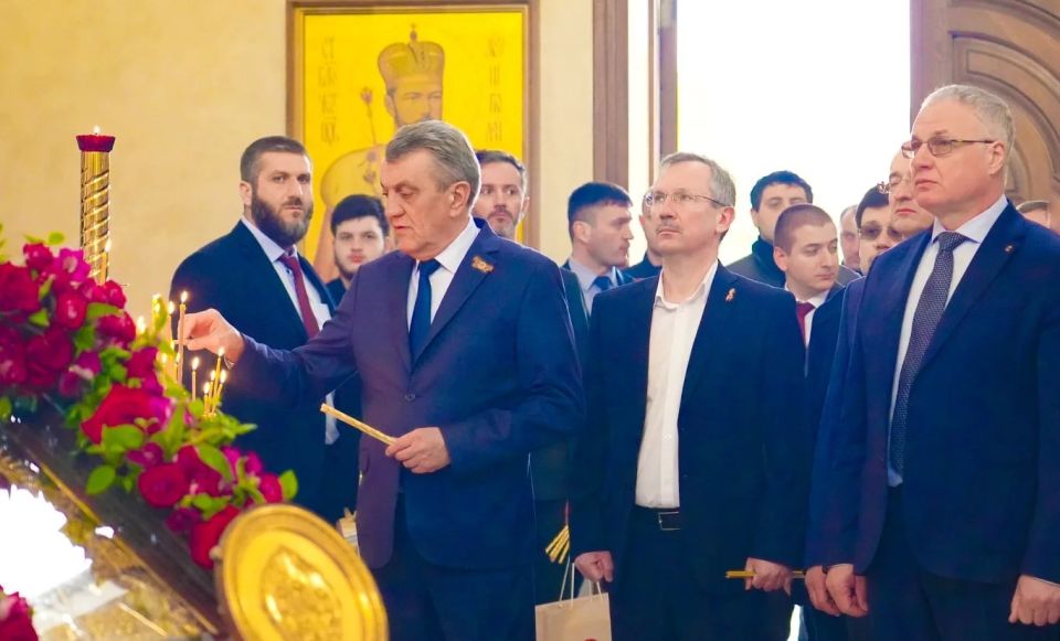 Глава РСО – Алания Сергей Меняйло посетил кафедральный собор святого великомученика Георгия Победоносца, где архиепископ Владикавказский и Аланский Герасим провел Божественную литургию в честь 15-летия воссоздания... Глава РСО – Алания Сергей Меняйло посетил кафедральный собор святого великомученика Георгия Победоносца, где архиепископ Владикавказский и Аланский Герасим провел Божественную литургию в честь 15-летия воссоздания...