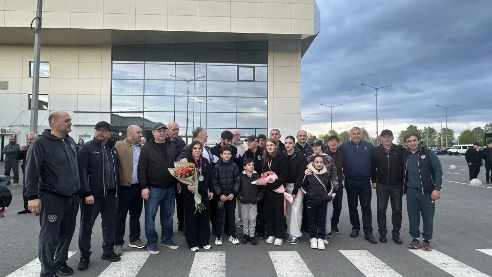 Серебряных призеров чемпионата Европы Амину Танделову и Алину Касабиеву торжественно встретили в аэропорту Владикавказа Серебряных призеров чемпионата Европы Амину Танделову и Алину Касабиеву торжественно встретили в аэропорту Владикавказа