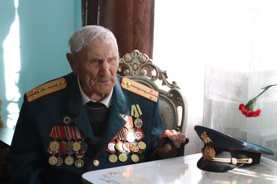 Сотрудники следственного управления поздравили ветерана Великой Отечественной войны с наступающим Днем Победы Сотрудники следственного управления поздравили ветерана Великой Отечественной войны с наступающим Днем Победы