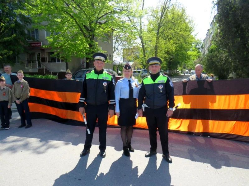 В Северной Осетии сотрудники Госавтоинспекции и члены Общественного совета при ОМВД России по Моздокскому району в рамках Всероссийской акции «Георгиевская лента» вручили ленты водителям и их пассажирам В Северной Осетии сотрудники Госавтоинспекции и члены Общественного совета при ОМВД России по Моздокскому району в рамках Всероссийской акции «Георгиевская лента» вручили ленты водителям и их пассажирам