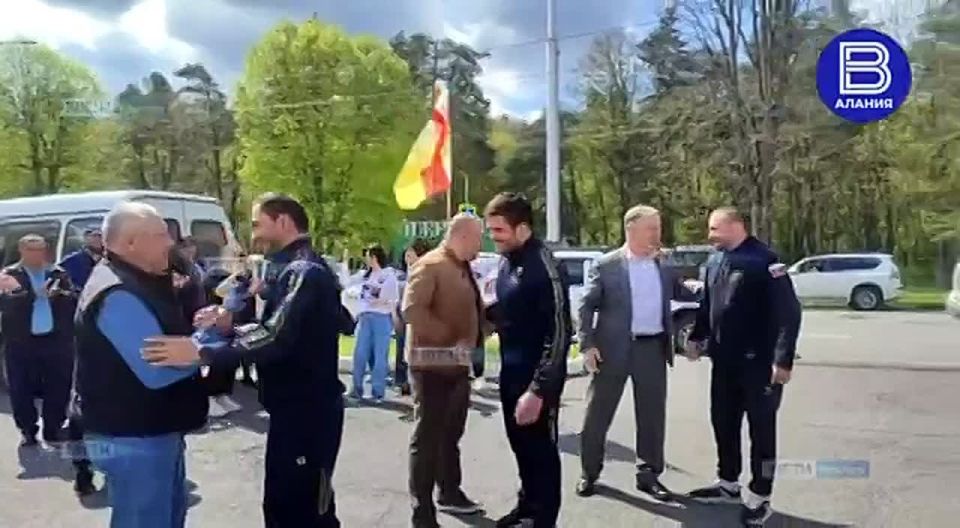 Пятикратного чемпиона Европы по вольной борьбе Таймураза Салказанова торжественно встречают в эти минуты в аэропорту «Владикавказ»