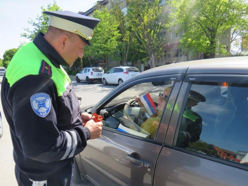 В Северной Осетии сотрудники Госавтоинспекции и члены Общественного совета при ОМВД России по Моздокскому району в рамках Всероссийской акции «Георгиевская лента» вручили ленты водителям и их пассажирам В Северной Осетии сотрудники Госавтоинспекции и члены Общественного совета при ОМВД России по Моздокскому району в рамках Всероссийской акции «Георгиевская лента» вручили ленты водителям и их пассажирам