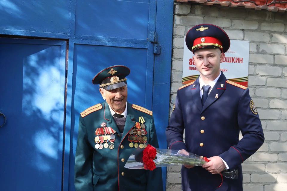 Сотрудники следственного управления поздравили ветерана Великой Отечественной войны с наступающим Днем Победы