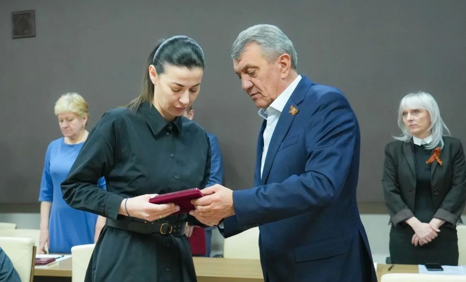 Глава РСО – Алания Сергей Меняйло передал ордена Мужества семьям погибших участников специальной военной операции