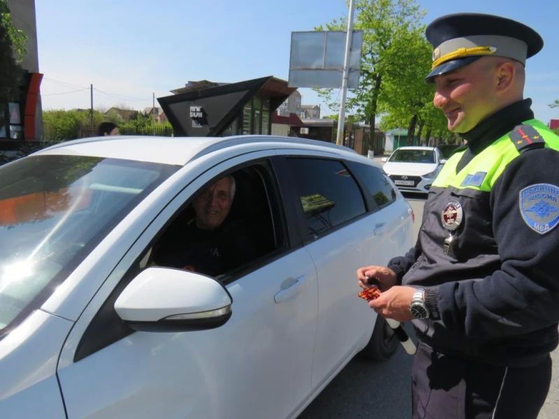 В Северной Осетии сотрудники Госавтоинспекции и члены Общественного совета при ОМВД России по Моздокскому району в рамках Всероссийской акции «Георгиевская лента» вручили ленты водителям и их пассажирам В Северной Осетии сотрудники Госавтоинспекции и члены Общественного совета при ОМВД России по Моздокскому району в рамках Всероссийской акции «Георгиевская лента» вручили ленты водителям и их пассажирам