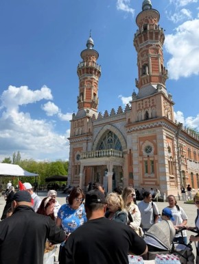 9На площади перед Суннитской мечетью Духовное управление мусульман республики провело акцию «Помним, гордимся», приуроченную ко Дню Победы