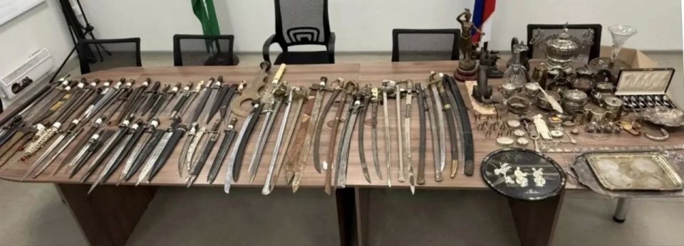 Антикварное холодное оружие обнаружили североосетинские таможенники в автомобиле на МАПП "Верхний Ларс"