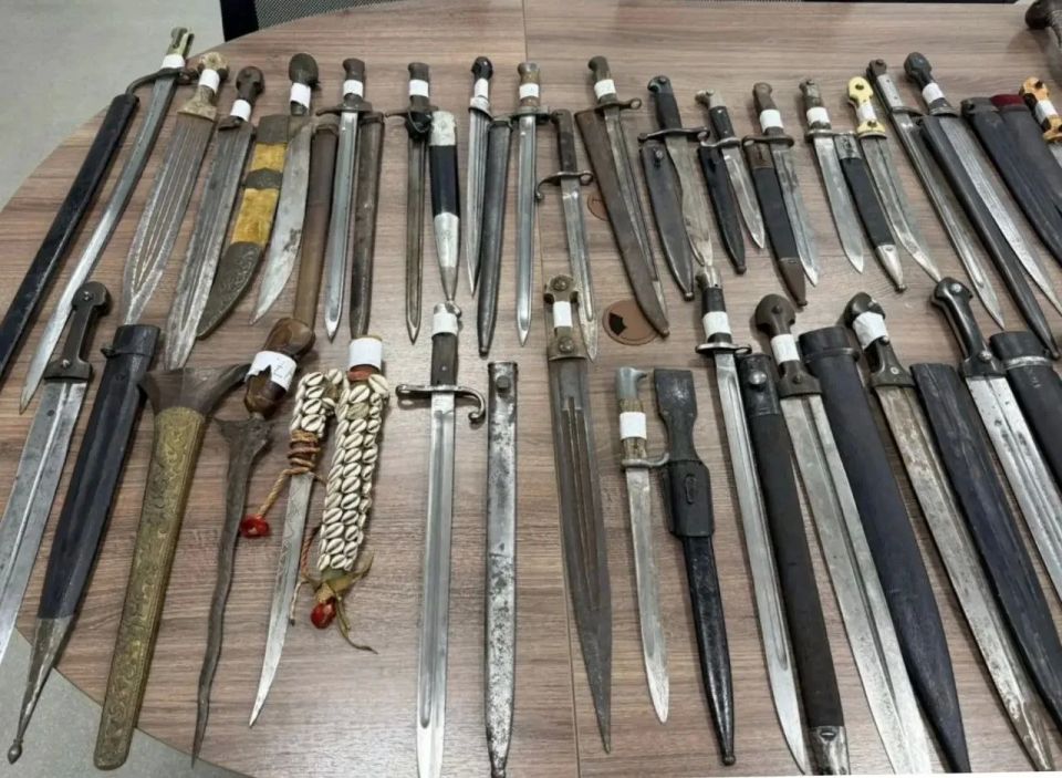 Антикварное холодное оружие обнаружили североосетинские таможенники в автомобиле на МАПП "Верхний Ларс" Антикварное холодное оружие обнаружили североосетинские таможенники в автомобиле на МАПП "Верхний Ларс"