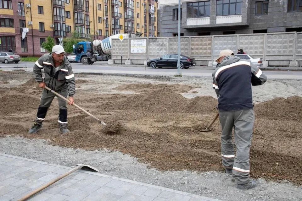 В Московском микрорайоне Владикавказа по нацпроекту благоустраивают новую аллею