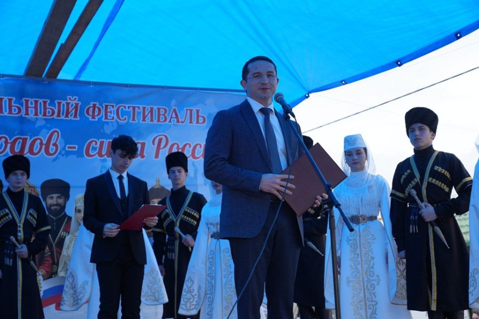 Селение Комсомольское второй год становится площадкой для проведения яркого и масштабного межрегионального фестиваля национальных культур «Единство народов – сила России» Селение Комсомольское второй год становится площадкой для проведения яркого и масштабного межрегионального фестиваля национальных культур «Единство народов – сила России»