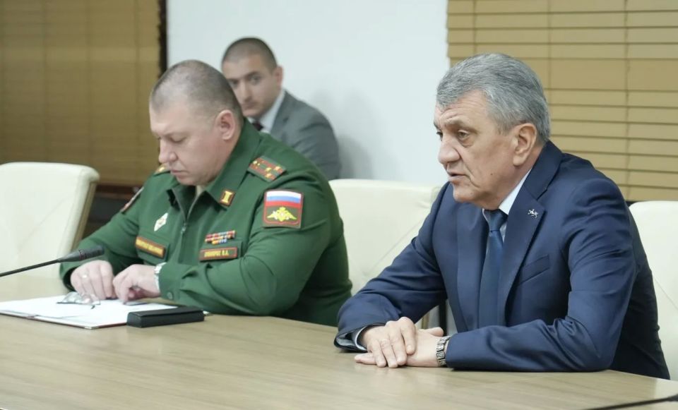 Глава РСО – Алания Сергей Меняйло передал ордена Мужества семьям погибших участников специальной военной операции Глава РСО – Алания Сергей Меняйло передал ордена Мужества семьям погибших участников специальной военной операции