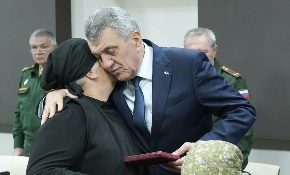 Глава РСО – Алания Сергей Меняйло передал ордена Мужества семьям погибших участников специальной военной операции