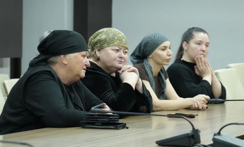 Глава РСО – Алания Сергей Меняйло передал ордена Мужества семьям погибших участников специальной военной операции Глава РСО – Алания Сергей Меняйло передал ордена Мужества семьям погибших участников специальной военной операции
