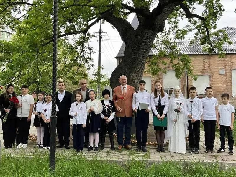 ИЗ СВЕЖЕГО НОМЕРА. . Первая национальная школа – в Моздоке В соответствии с Конституцией РСО–А в нашем регионе функционируют два государственных языка – осетинский и русский