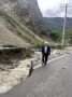 Аварийные службы укрепляют береговую линию в районе поселка Садон