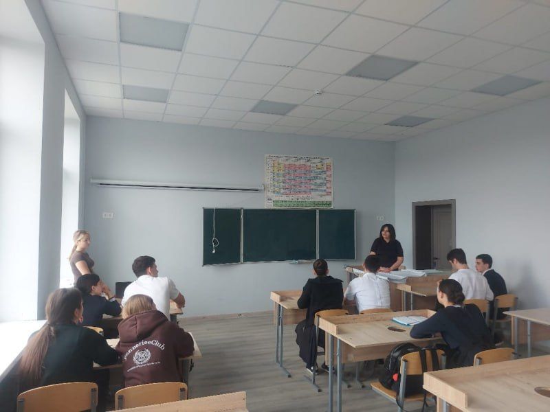 Стражи порядка Правобережного района Северной Осетии встретились со старшеклассниками в рамках работы по профилактике распространения экстремистской и террористической идеологии, наркомании и дропперства