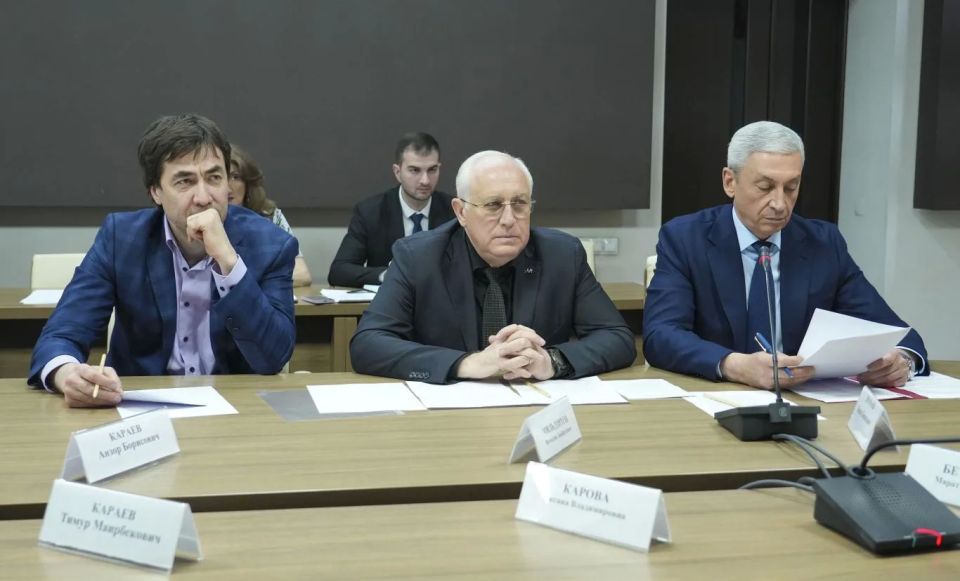 Глава РСО – Алания Сергей Меняйло провел заседание межведомственной комиссии по реализации приоритетного проекта «Формирование комфортной городской среды» Глава РСО – Алания Сергей Меняйло провел заседание межведомственной комиссии по реализации приоритетного проекта «Формирование комфортной городской среды»