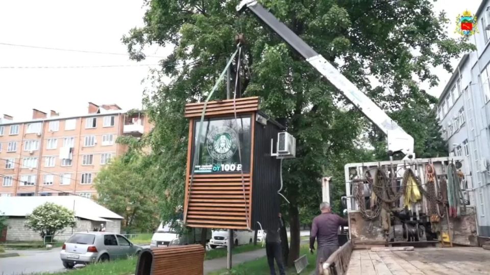 Администрация Владикавказа снова демонтировала незаконно установленные кофеаппараты