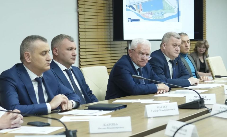 Глава РСО – Алания Сергей Меняйло провел заседание межведомственной комиссии по реализации приоритетного проекта «Формирование комфортной городской среды» Глава РСО – Алания Сергей Меняйло провел заседание межведомственной комиссии по реализации приоритетного проекта «Формирование комфортной городской среды»