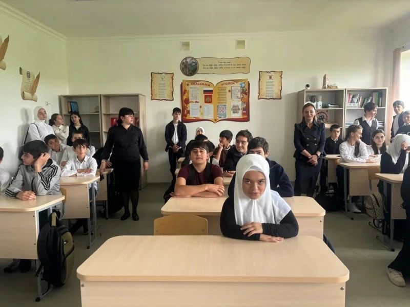 В преддверии летних каникул сотрудники и ветераны Пригородного ОВД Северной Осетии провели профилактические беседы в школах селения Чермен В преддверии летних каникул сотрудники и ветераны Пригородного ОВД Северной Осетии провели профилактические беседы в школах селения Чермен