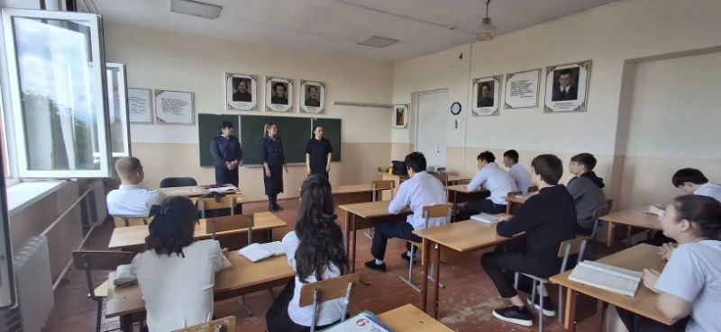 В преддверии летних каникул сотрудники и ветераны Пригородного ОВД Северной Осетии провели профилактические беседы в школах селения Чермен В преддверии летних каникул сотрудники и ветераны Пригородного ОВД Северной Осетии провели профилактические беседы в школах селения Чермен