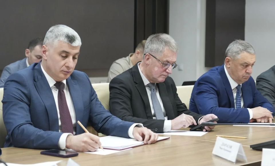 Председатель Правительства РСО – Алания Борис Джанаев провел еженедельное аппаратное совещание с участием руководителей органов исполнительной власти и муниципальных образований, представителей правоохранительных и надзорных... Председатель Правительства РСО – Алания Борис Джанаев провел еженедельное аппаратное совещание с участием руководителей органов исполнительной власти и муниципальных образований, представителей правоохранительных и надзорных...