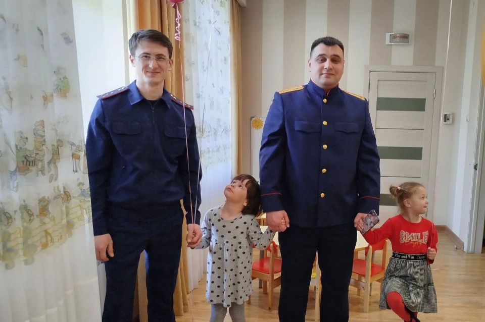 Сотрудники следственного управления поздравили воспитанников Республиканского специализированного дома ребенка с Международным днём защиты детей Сотрудники следственного управления поздравили воспитанников Республиканского специализированного дома ребенка с Международным днём защиты детей