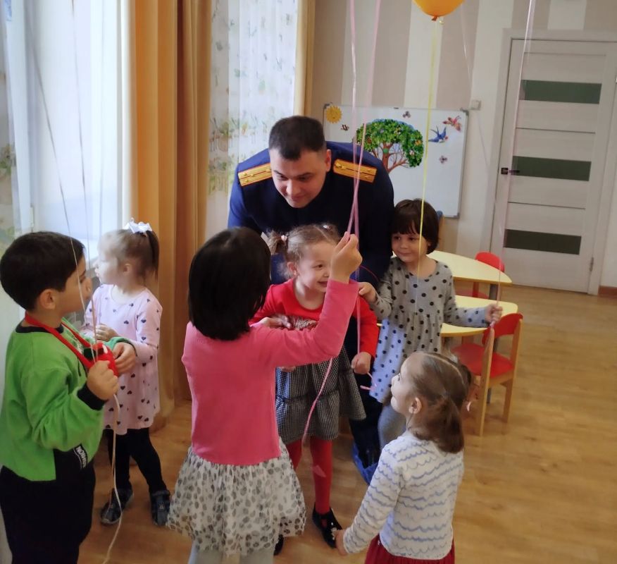 Сотрудники следственного управления поздравили воспитанников Республиканского специализированного дома ребенка с Международным днём защиты детей Сотрудники следственного управления поздравили воспитанников Республиканского специализированного дома ребенка с Международным днём защиты детей