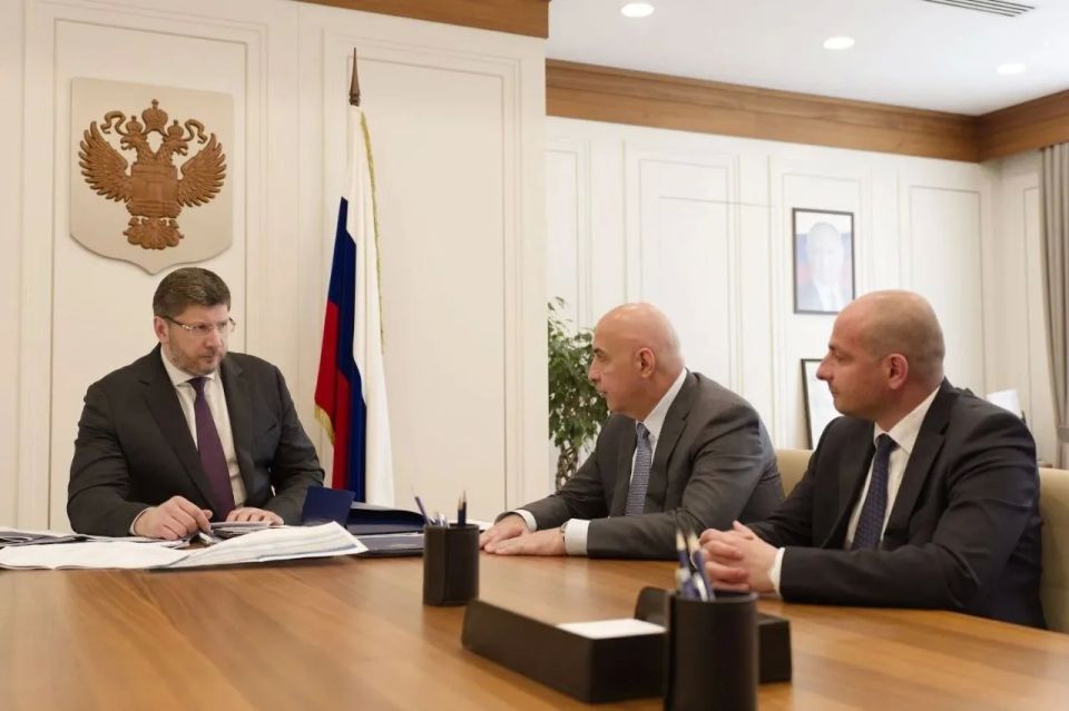 Вопрос переселения граждан из оползневых зон обсудили в Москве Георгий Атаров и первый замминистра строительства и ЖКХ РФ Александр Ломакин