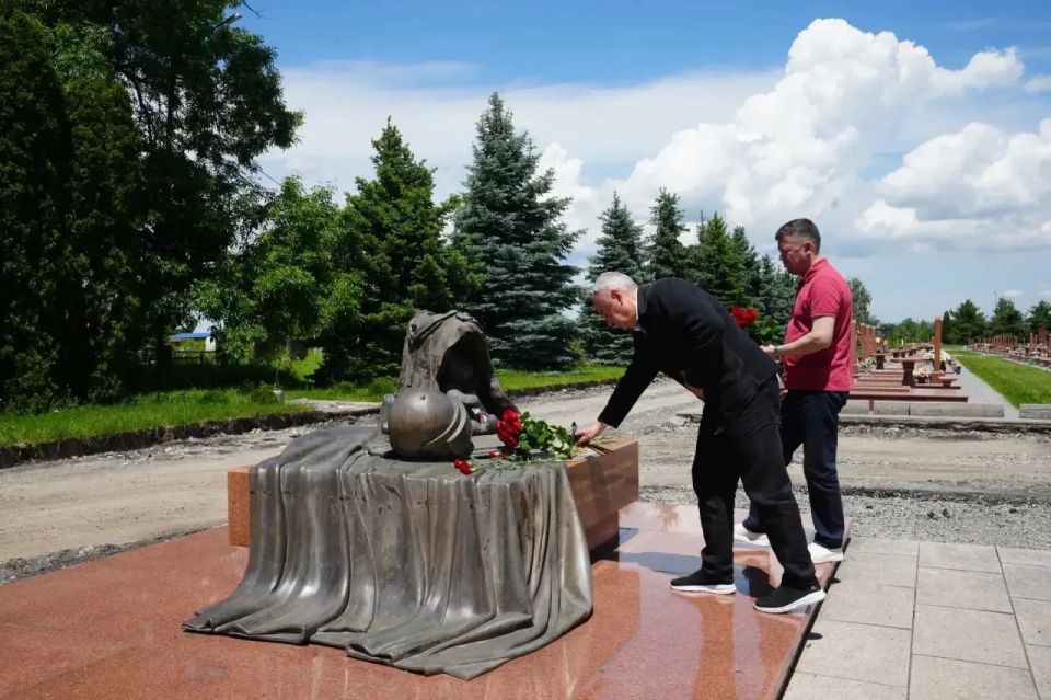 Председатель Парламента РСО-Алания Таймураз Тускаев, спикер Собрания депутатов Ненецкого АО Александр Чурсанов с коллегами в сопровождении Главы АМС Правобережного района Казбека Мрикаева посетили Международный... Председатель Парламента РСО-Алания Таймураз Тускаев, спикер Собрания депутатов Ненецкого АО Александр Чурсанов с коллегами в сопровождении Главы АМС Правобережного района Казбека Мрикаева посетили Международный...