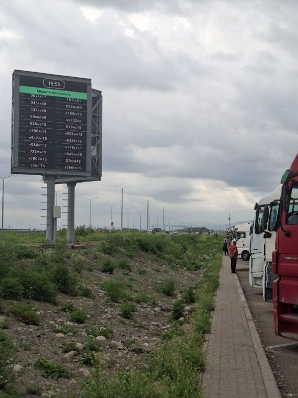 Более ста тысяч грузовых автомобилей прошло по электронной очереди к пункту пропуска Верхний Ларс Более ста тысяч грузовых автомобилей прошло по электронной очереди к пункту пропуска Верхний Ларс