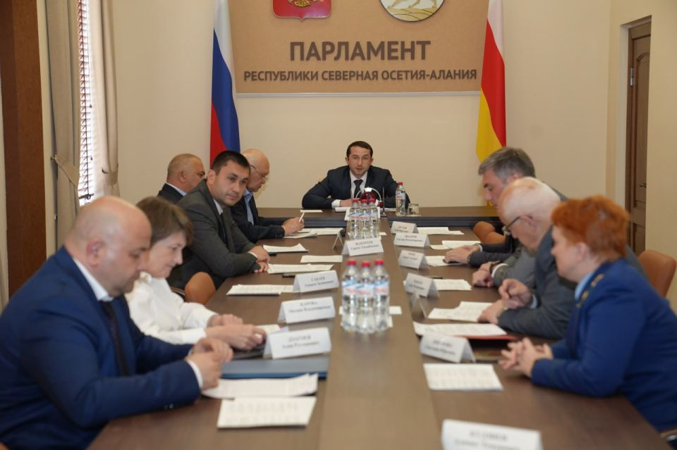 Георгий Джиоев провел заседание комитета по национальной политике и делам молодежи, на котором депутаты рассмотрели большой блок бюджетных и социальных вопросов Георгий Джиоев провел заседание комитета по национальной политике и делам молодежи, на котором депутаты рассмотрели большой блок бюджетных и социальных вопросов