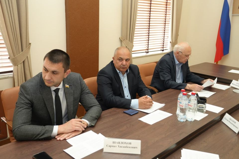 Георгий Джиоев провел заседание комитета по национальной политике и делам молодежи, на котором депутаты рассмотрели большой блок бюджетных и социальных вопросов Георгий Джиоев провел заседание комитета по национальной политике и делам молодежи, на котором депутаты рассмотрели большой блок бюджетных и социальных вопросов