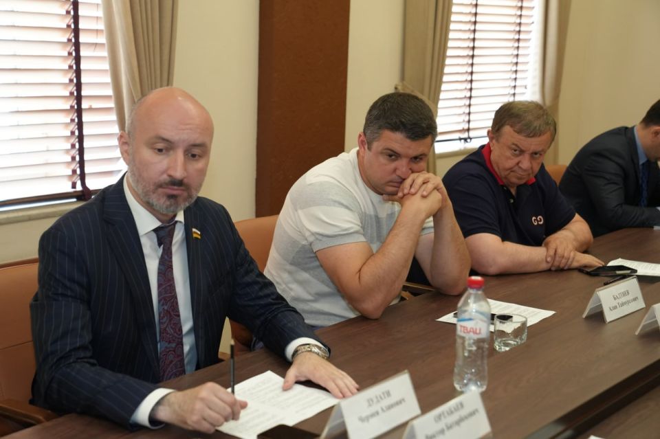 Комитет по аграрной и земельной политике, экологии и природным ресурсам под председательством Олега Качарова подготовил ко второму чтению на предстоящей сессии Парламента республики пакет законопроектов, направленных на... Комитет по аграрной и земельной политике, экологии и природным ресурсам под председательством Олега Качарова подготовил ко второму чтению на предстоящей сессии Парламента республики пакет законопроектов, направленных на...