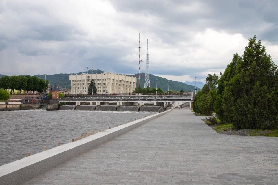 Завершаются работы по благоустройству набережной по ул. Коцоева Завершаются работы по благоустройству набережной по ул. Коцоева