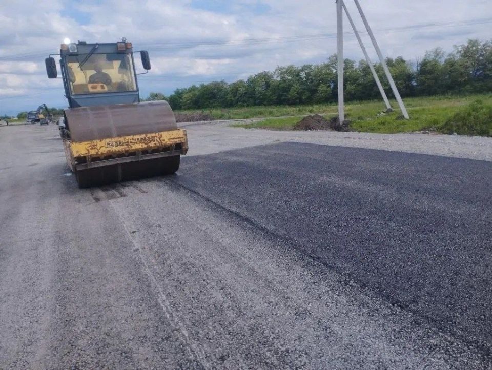Началась укладка асфальта на объездной дороге ст.Архонская, общий объем работ выполнен на 55-60% Началась укладка асфальта на объездной дороге ст.Архонская, общий объем работ выполнен на 55-60%