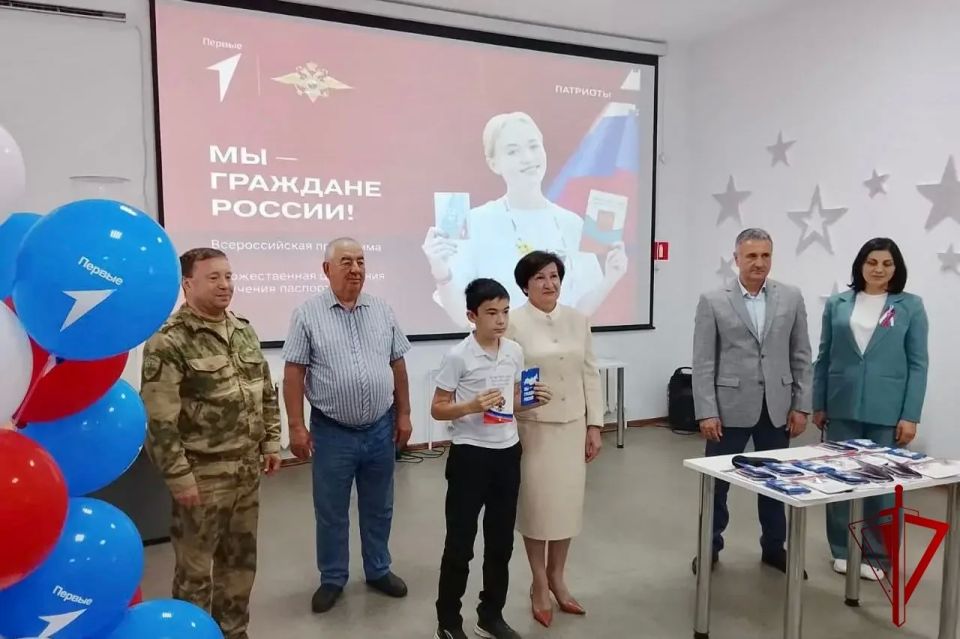 В СЕВЕРНОЙ ОСЕТИИ РОСГВАРДЕЙЦЫ ПОДДЕРЖАЛИ АКЦИЮ «РОССИЙСКИЙ ТРИКОЛОР» В СЕВЕРНОЙ ОСЕТИИ РОСГВАРДЕЙЦЫ ПОДДЕРЖАЛИ АКЦИЮ «РОССИЙСКИЙ ТРИКОЛОР»
