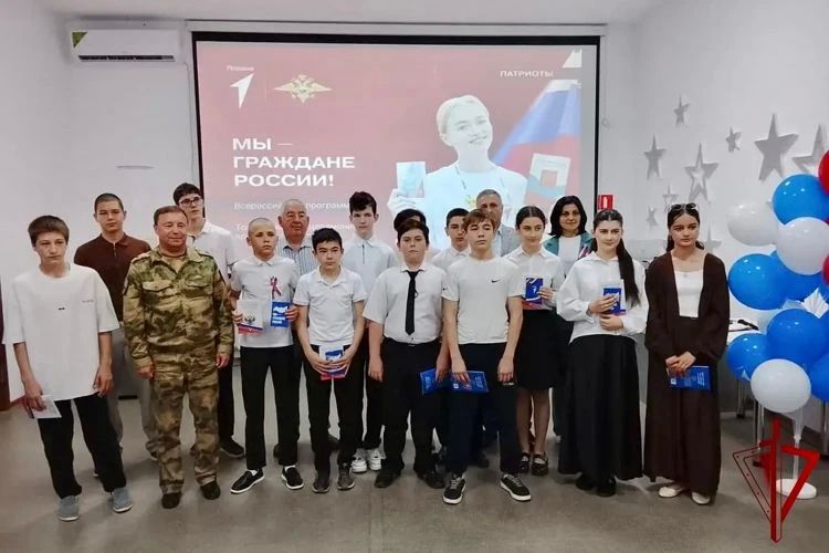 В СЕВЕРНОЙ ОСЕТИИ РОСГВАРДЕЙЦЫ ПОДДЕРЖАЛИ АКЦИЮ «РОССИЙСКИЙ ТРИКОЛОР» В СЕВЕРНОЙ ОСЕТИИ РОСГВАРДЕЙЦЫ ПОДДЕРЖАЛИ АКЦИЮ «РОССИЙСКИЙ ТРИКОЛОР»