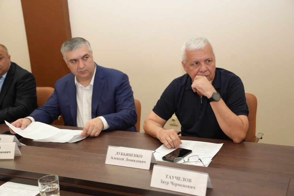 На заседании комитета по вопросам жилищно-коммунального хозяйства и строительной политике под председательством Георгия Остаева был рассмотрен блок ключевых вопросов, касающихся исполнения республиканского бюджета... На заседании комитета по вопросам жилищно-коммунального хозяйства и строительной политике под председательством Георгия Остаева был рассмотрен блок ключевых вопросов, касающихся исполнения республиканского бюджета...