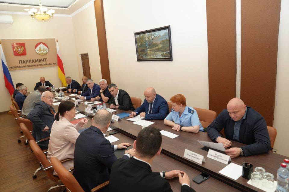 На заседании комитета по вопросам жилищно-коммунального хозяйства и строительной политике под председательством Георгия Остаева был рассмотрен блок ключевых вопросов, касающихся исполнения республиканского бюджета... На заседании комитета по вопросам жилищно-коммунального хозяйства и строительной политике под председательством Георгия Остаева был рассмотрен блок ключевых вопросов, касающихся исполнения республиканского бюджета...