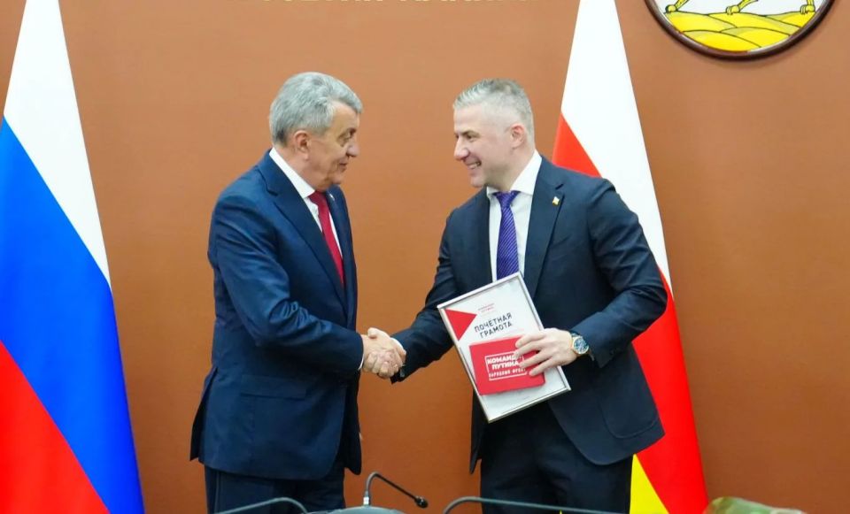 Глава РСО – Алания Сергей Меняйло вручил премию «Команда Путина» 12 жителям Северной Осетии Глава РСО – Алания Сергей Меняйло вручил премию «Команда Путина» 12 жителям Северной Осетии