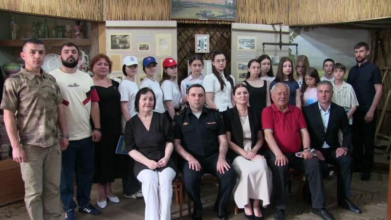 В Северной Осетии 9 юных моздокчан получили паспорта в музее: начальник ОМВД и ветераны ОВД напутствовали их словами о чести и ответственности В Северной Осетии 9 юных моздокчан получили паспорта в музее: начальник ОМВД и ветераны ОВД напутствовали их словами о чести и ответственности