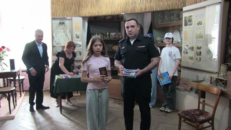 В Северной Осетии 9 юных моздокчан получили паспорта в музее: начальник ОМВД и ветераны ОВД напутствовали их словами о чести и ответственности В Северной Осетии 9 юных моздокчан получили паспорта в музее: начальник ОМВД и ветераны ОВД напутствовали их словами о чести и ответственности