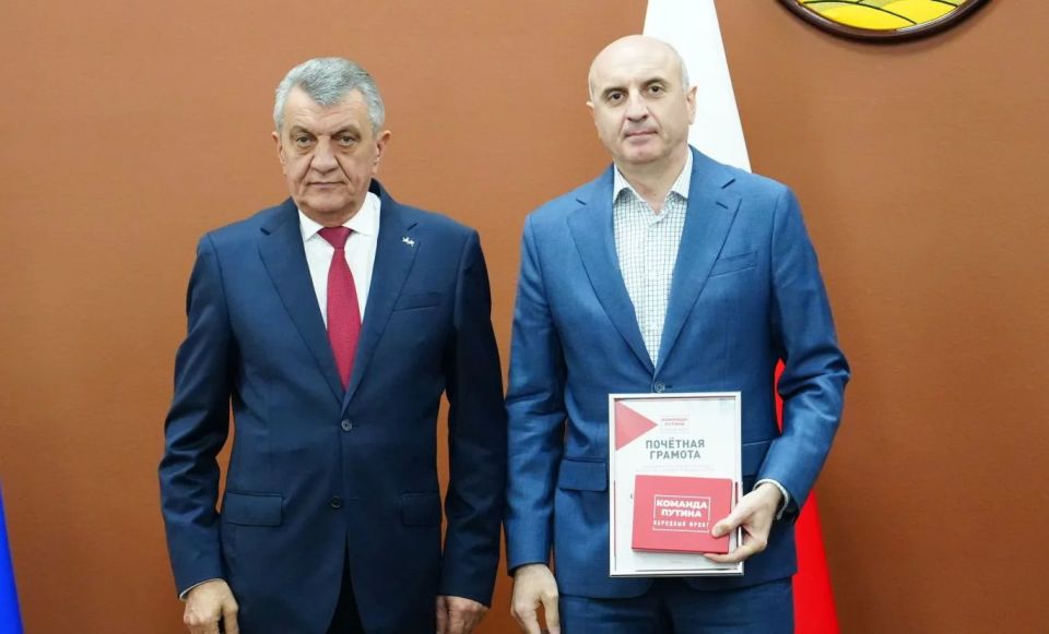 Глава РСО – Алания Сергей Меняйло вручил премию «Команда Путина» 12 жителям Северной Осетии Глава РСО – Алания Сергей Меняйло вручил премию «Команда Путина» 12 жителям Северной Осетии