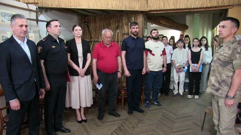 В Северной Осетии 9 юных моздокчан получили паспорта в музее: начальник ОМВД и ветераны ОВД напутствовали их словами о чести и ответственности В Северной Осетии 9 юных моздокчан получили паспорта в музее: начальник ОМВД и ветераны ОВД напутствовали их словами о чести и ответственности