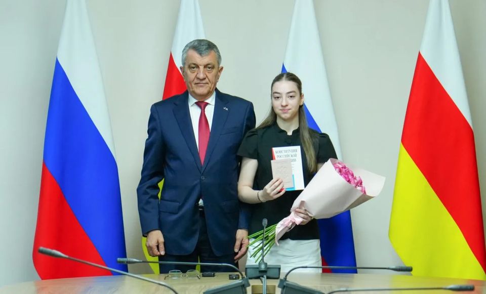 Глава РСО – Алания Сергей Меняйло в День России в торжественной обстановке вручил паспорта граждан Российской Федерации 27 юношам и девушкам Северной Осетии – победителям и лауреатам различных конкурсов, олимпиад, творческих... Глава РСО – Алания Сергей Меняйло в День России в торжественной обстановке вручил паспорта граждан Российской Федерации 27 юношам и девушкам Северной Осетии – победителям и лауреатам различных конкурсов, олимпиад, творческих...