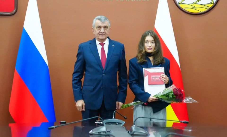 Глава РСО – Алания Сергей Меняйло вручил премию «Команда Путина» 12 жителям Северной Осетии Глава РСО – Алания Сергей Меняйло вручил премию «Команда Путина» 12 жителям Северной Осетии