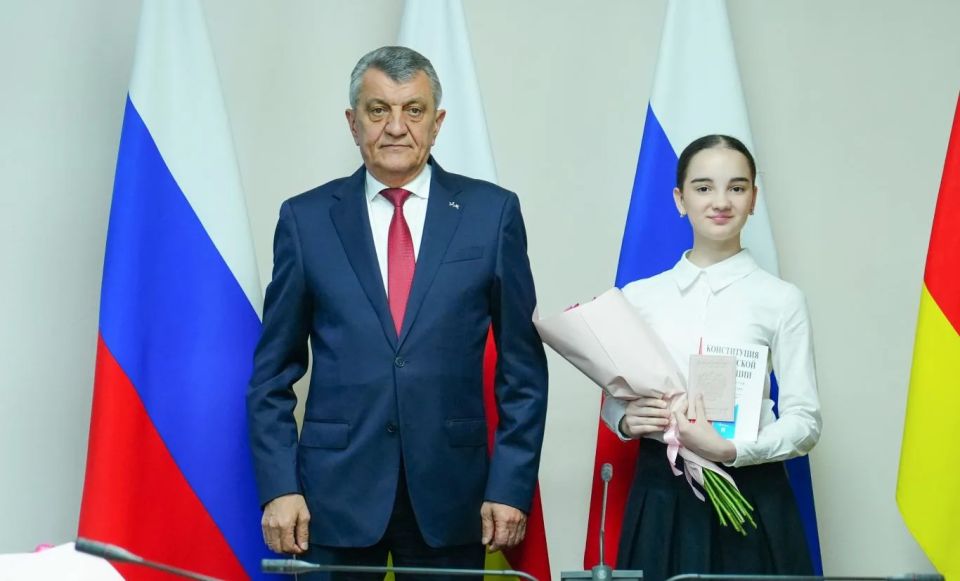 Глава РСО – Алания Сергей Меняйло в День России в торжественной обстановке вручил паспорта граждан Российской Федерации 27 юношам и девушкам Северной Осетии – победителям и лауреатам различных конкурсов, олимпиад, творческих... Глава РСО – Алания Сергей Меняйло в День России в торжественной обстановке вручил паспорта граждан Российской Федерации 27 юношам и девушкам Северной Осетии – победителям и лауреатам различных конкурсов, олимпиад, творческих...