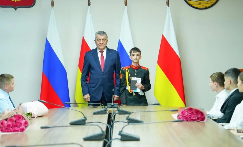 Глава РСО – Алания Сергей Меняйло в День России в торжественной обстановке вручил паспорта граждан Российской Федерации 27 юношам и девушкам Северной Осетии – победителям и лауреатам различных конкурсов, олимпиад, творческих... Глава РСО – Алания Сергей Меняйло в День России в торжественной обстановке вручил паспорта граждан Российской Федерации 27 юношам и девушкам Северной Осетии – победителям и лауреатам различных конкурсов, олимпиад, творческих...