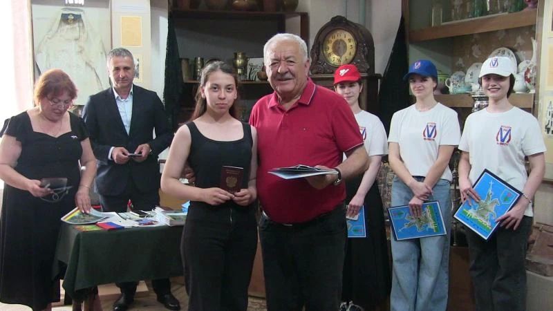 В Северной Осетии 9 юных моздокчан получили паспорта в музее: начальник ОМВД и ветераны ОВД напутствовали их словами о чести и ответственности В Северной Осетии 9 юных моздокчан получили паспорта в музее: начальник ОМВД и ветераны ОВД напутствовали их словами о чести и ответственности